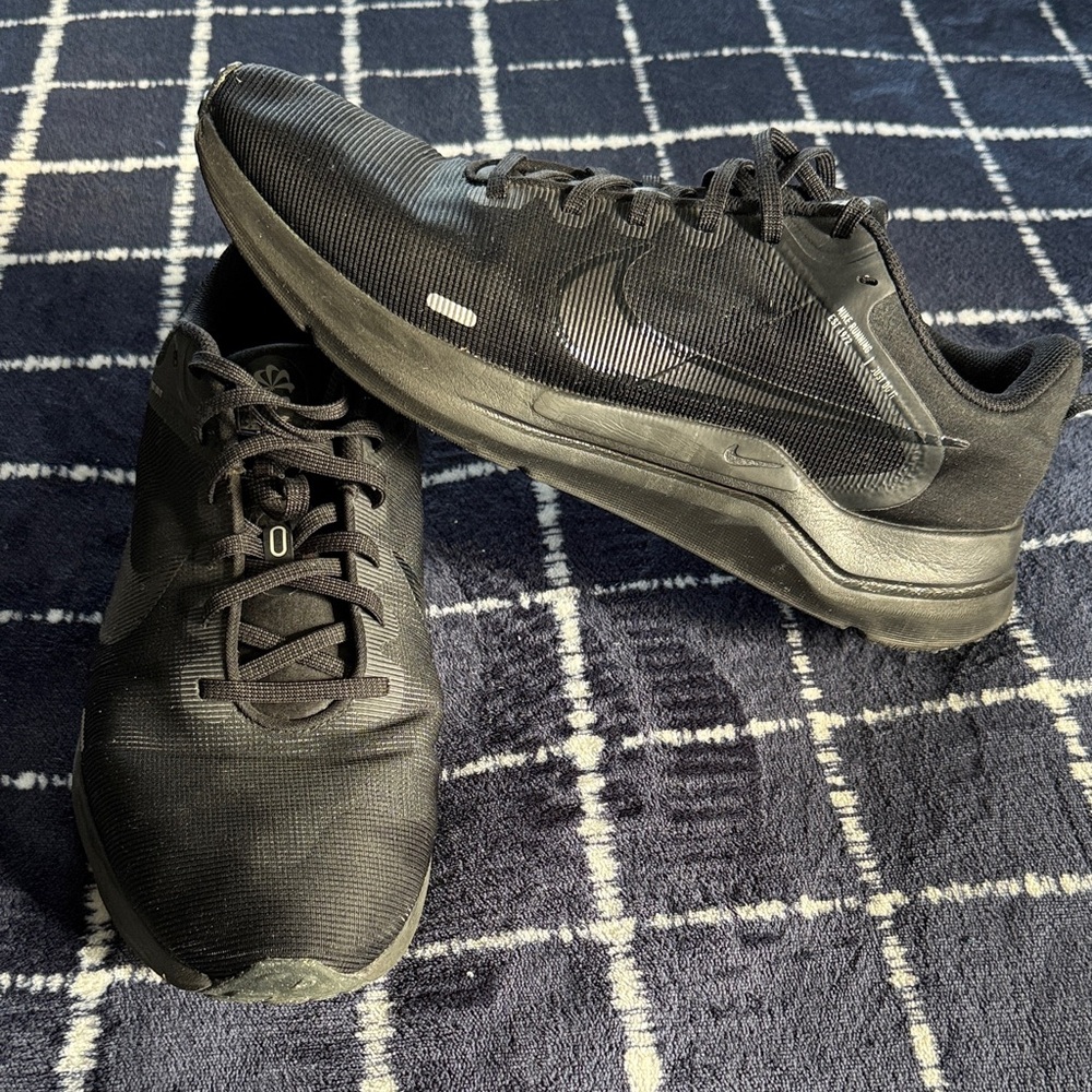 Nike Men's Dark Gray Athletic Shoes